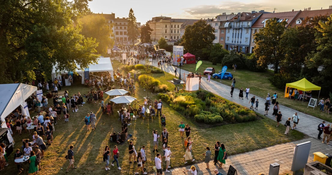 Diváci v parku na Letní filmové škole v Uherském Hradišti