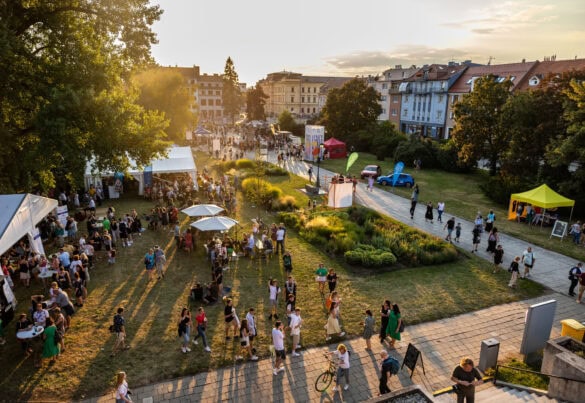 Diváci v parku na Letní filmové škole v Uherském Hradišti