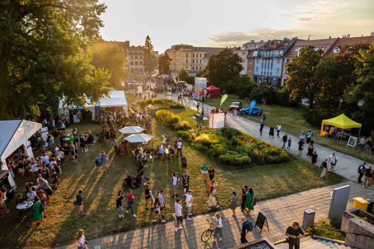 Diváci v parku na Letní filmové škole v Uherském Hradišti