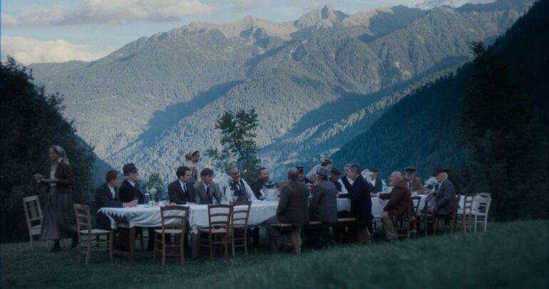 Scéna hostiny z filmu Vermiglio