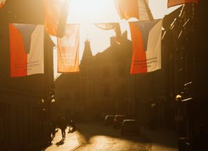 České vlajky nad pěší zónou při festivalu dokumentárních filmů v Jihlavě