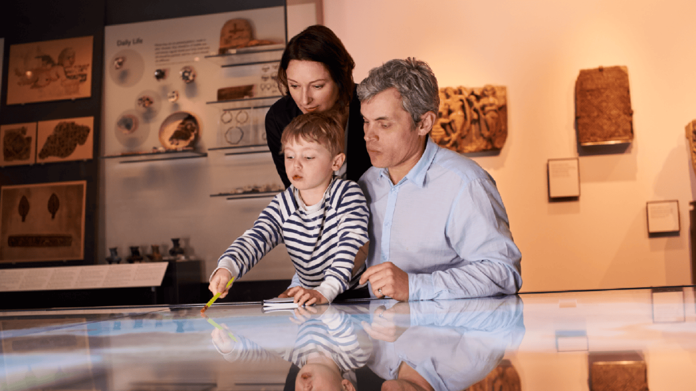 rodina v muzeu se dívá do vitríny